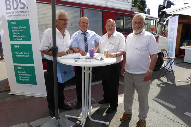 Präsident Heinrich Dittmann und der stellvertretende Präsident Jochen Tröger im Gespräch mit Stadträten aus Kassel.